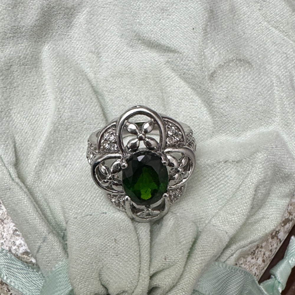 Intricate 925 Silver Ring with Green Gemstone